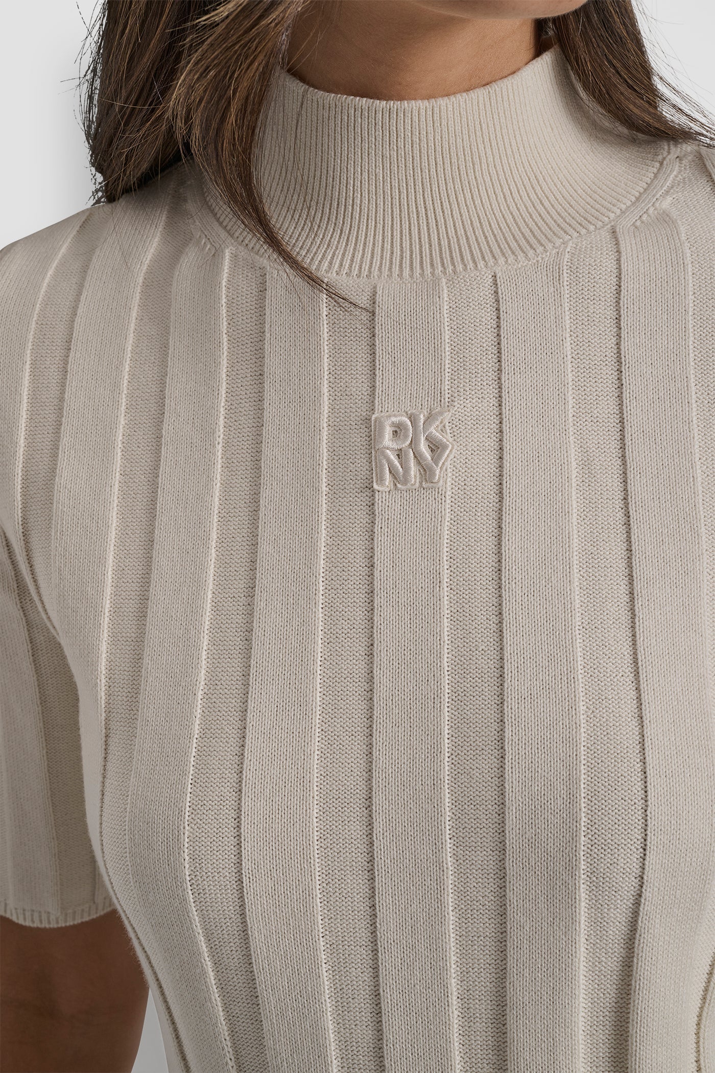 DKNY ELBOW SLEEVE WIDE RIB MOCK NECK WITH LOGO PATCH