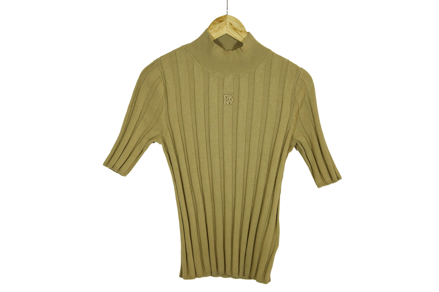 DKNY ELBOW SLEEVE WIDE RIB MOCK NECK WITH LOGO PATCH